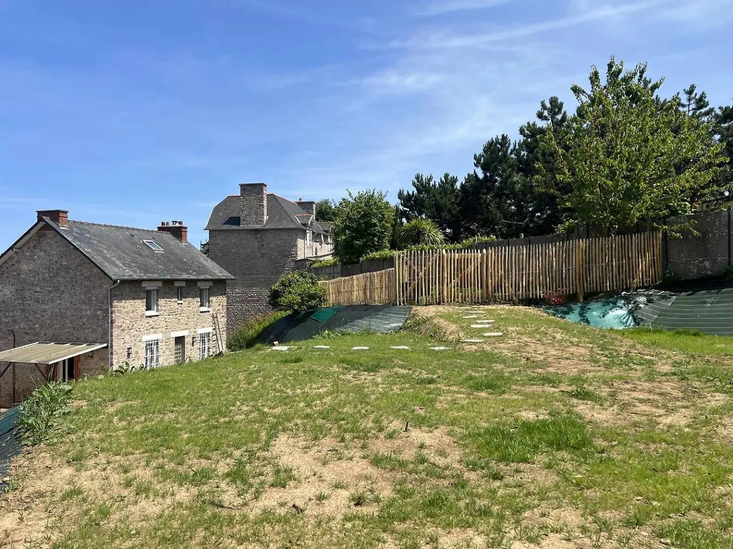650 - Belle Maison En Pierre Avec Jardin En Plein Centre D'Erquy